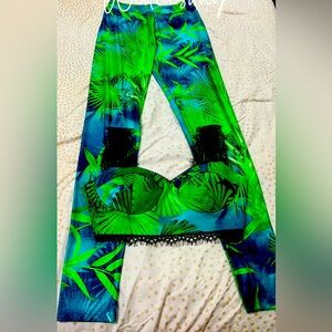 Drop dead gorgeous designers inspired leggings pants crop top set. Like new!